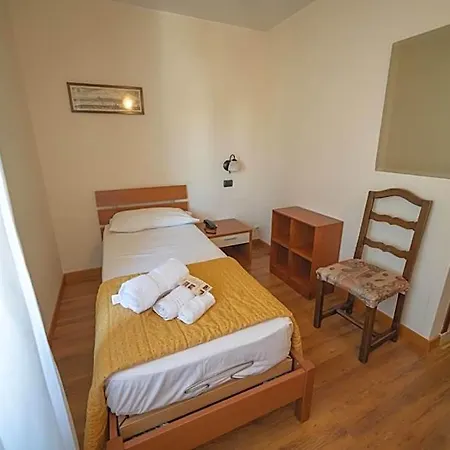 Siros Hotel 2*