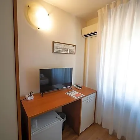 Hotel Siros 2*