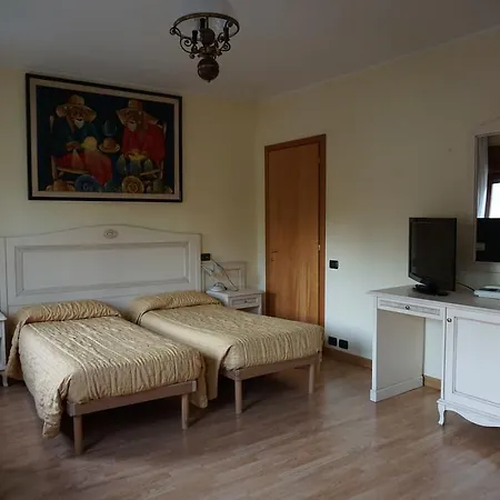 Siros فندق فيرونا